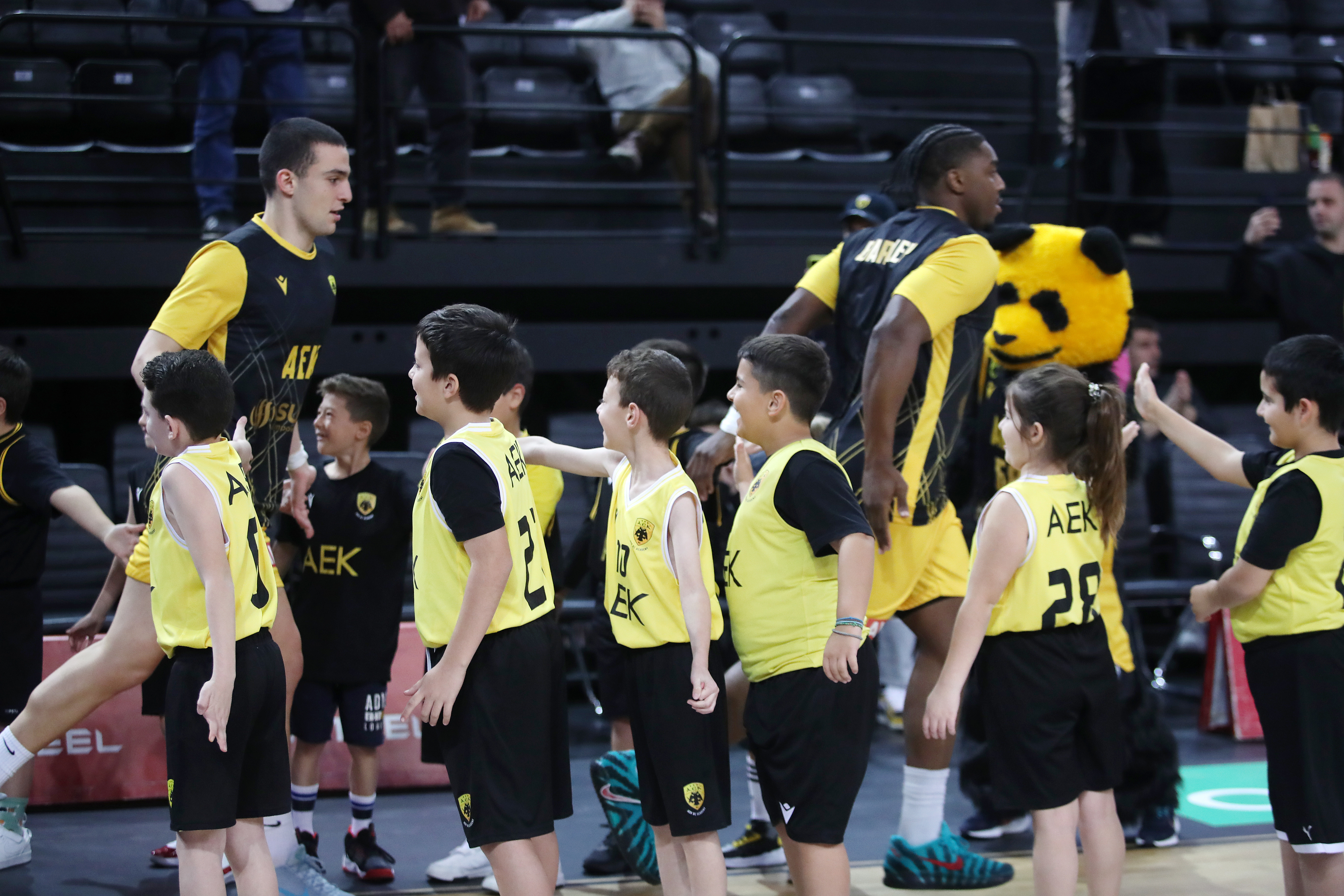 Τα μικρά αετόπουλα υποδέχθηκαν τους παίκτες της «Βασίλισσας» (ΒΙΝΤΕΟ)