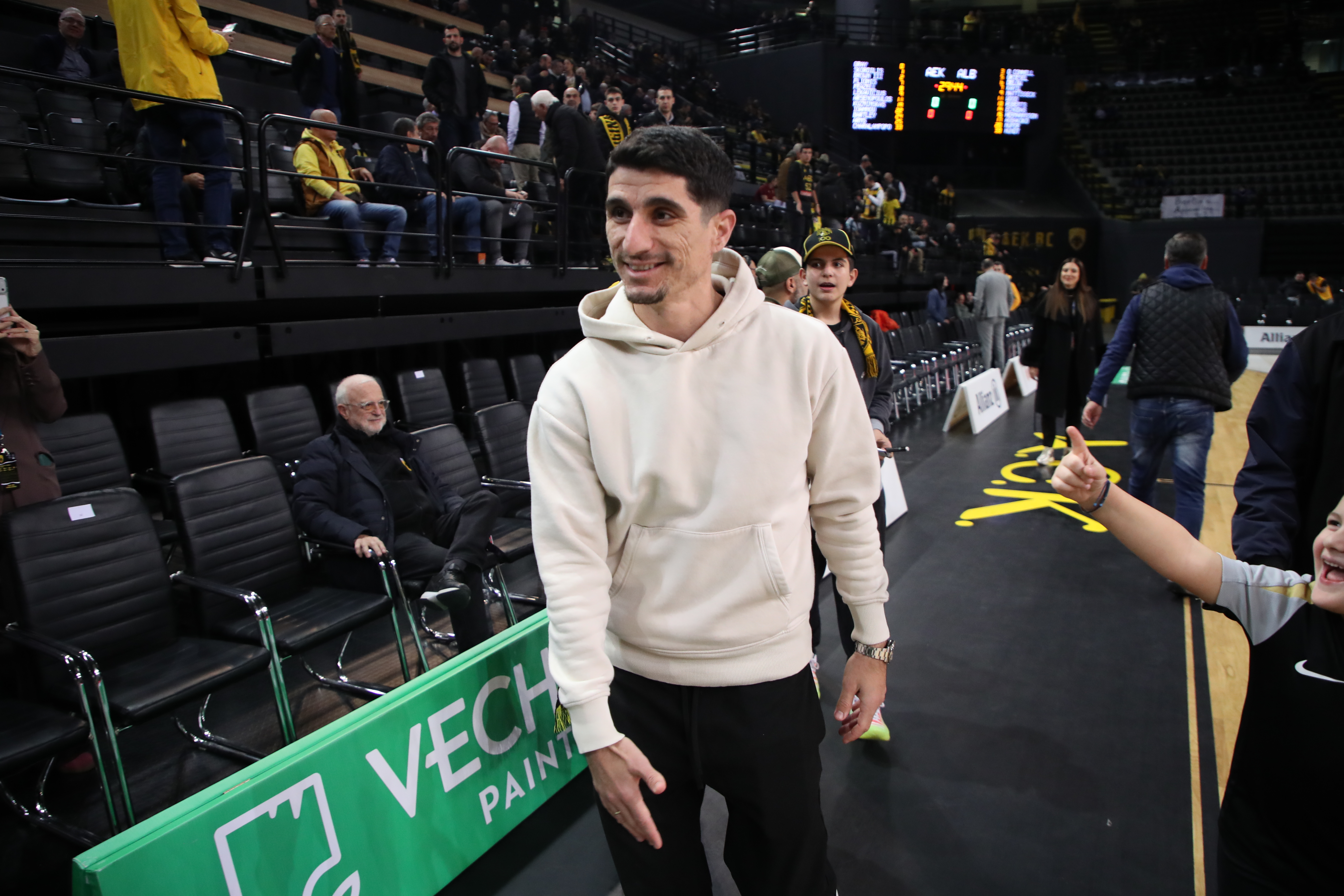 Στιγμές από την άφιξη των ποδοσφαιριστών της ΑΕΚ στην SUNEL Arena (ΦΩΤΟ)