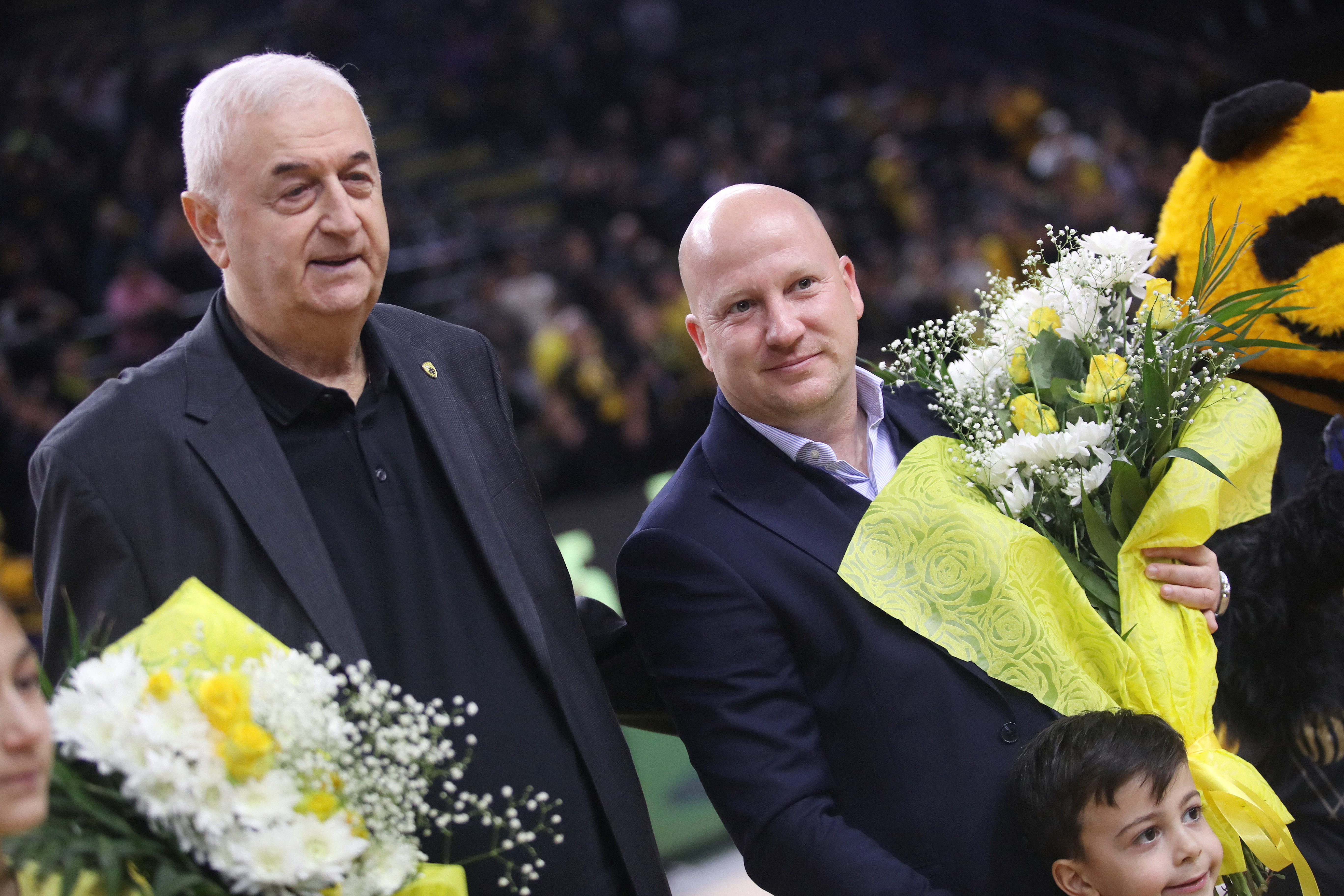 Ανθοδέσμες σε Σάκοτα και Νίκολιτς από την AEK BC Academy (ΦΩΤΟ)
