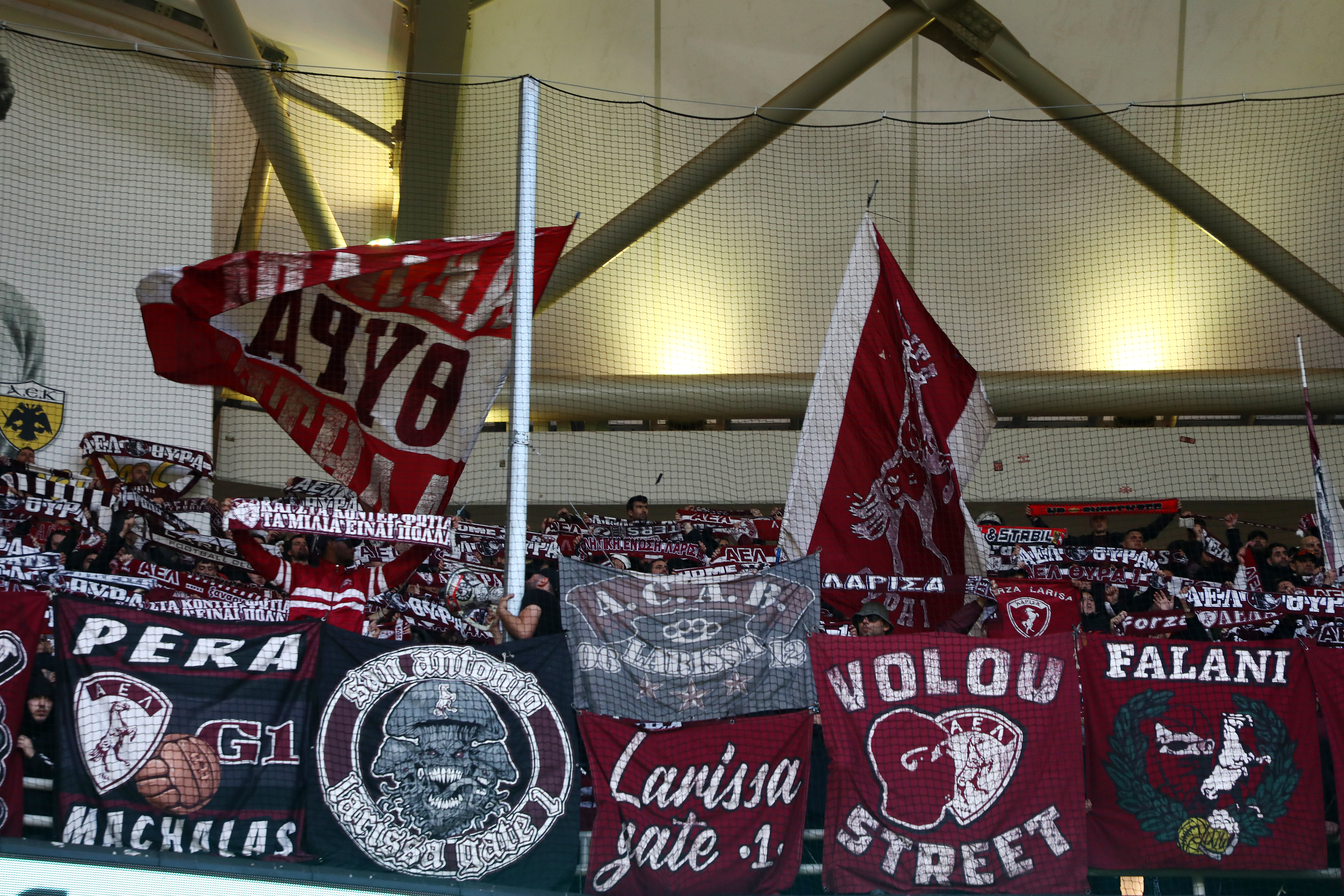 Η οπαδοί της Λάρισας στην Allwyn Arena (ΦΩΤΟ)