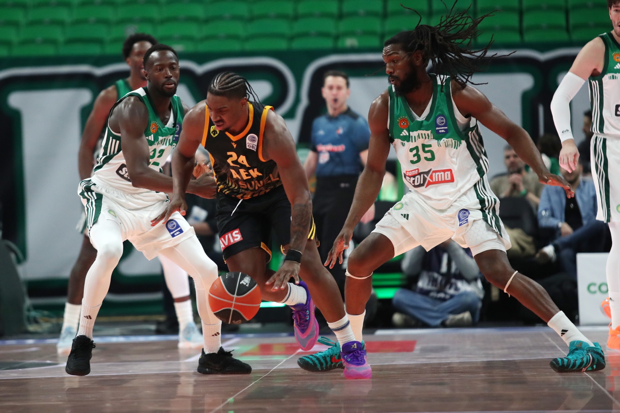 Η ΑΕΚ προηγήθηκε με +17 αλλά κατέρρευσε στο ΟΑΚΑ