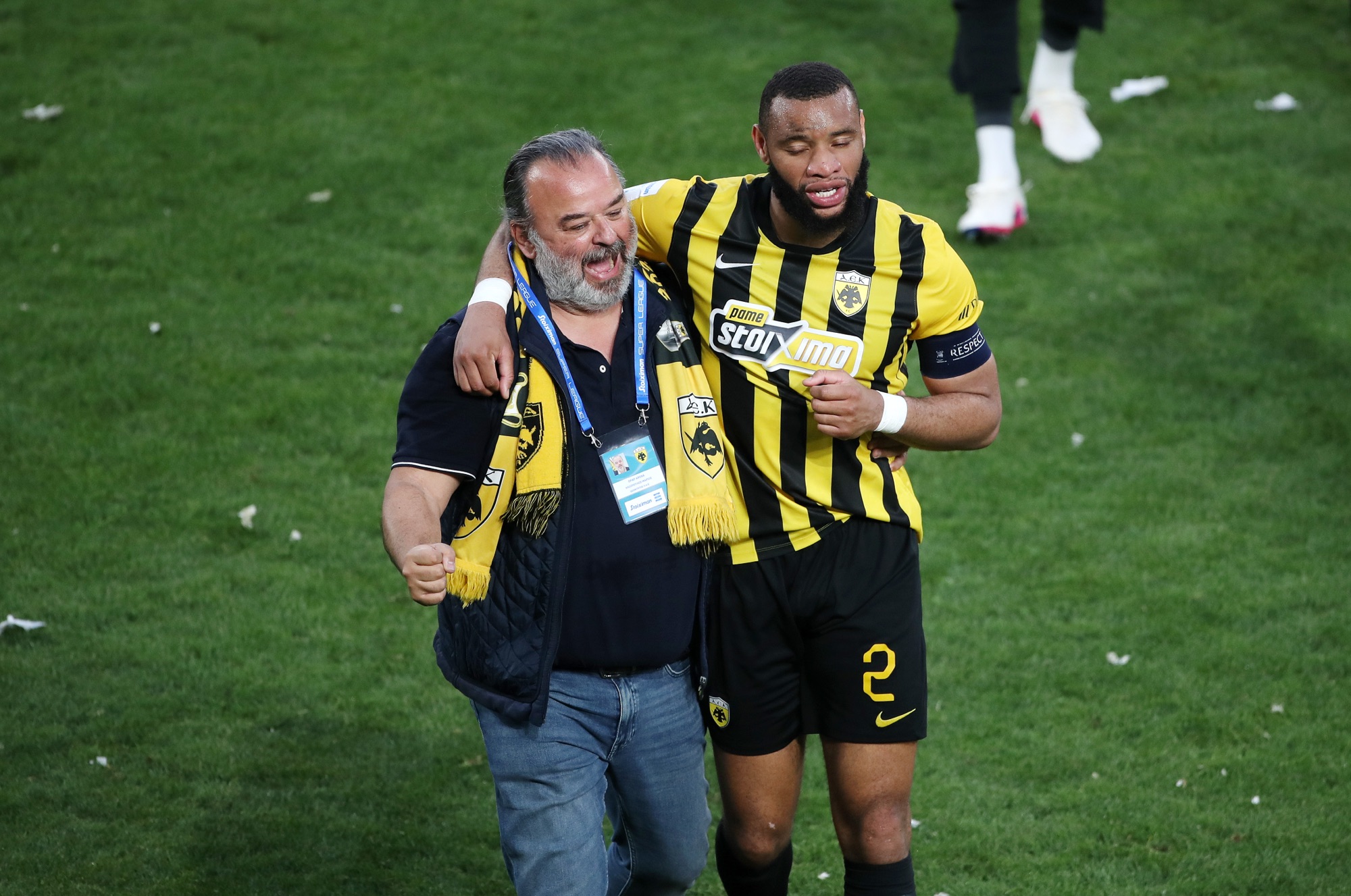 Η πατρική αγκαλιά του Μάριου Ηλιόπουλου σε όλους τους παίκτες της ΑΕΚ! (VIDEO)